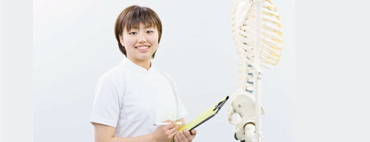 笑顔の女性スタッフ